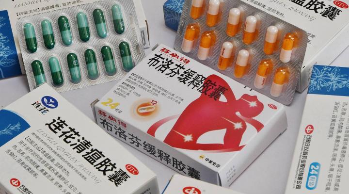 以嶺藥業表示，連花清瘟可以與解熱鎮痛藥物如布洛芬等聯合使用。(互聯網)